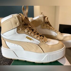 WOMENS Hightop Pumas. 6.5
